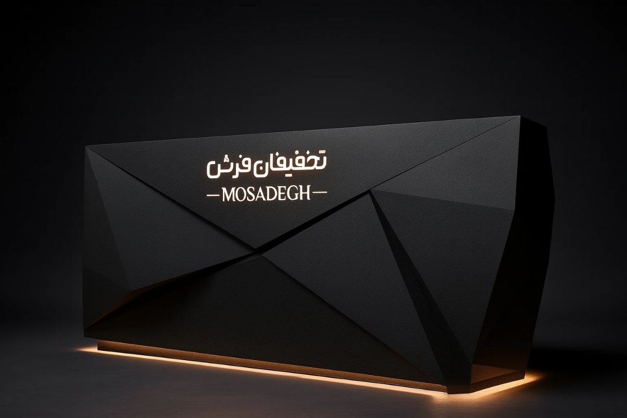 میز مدیریت پلی‌گونال سفارشی با طراحی مدرن و نورپردازی اختصاصی